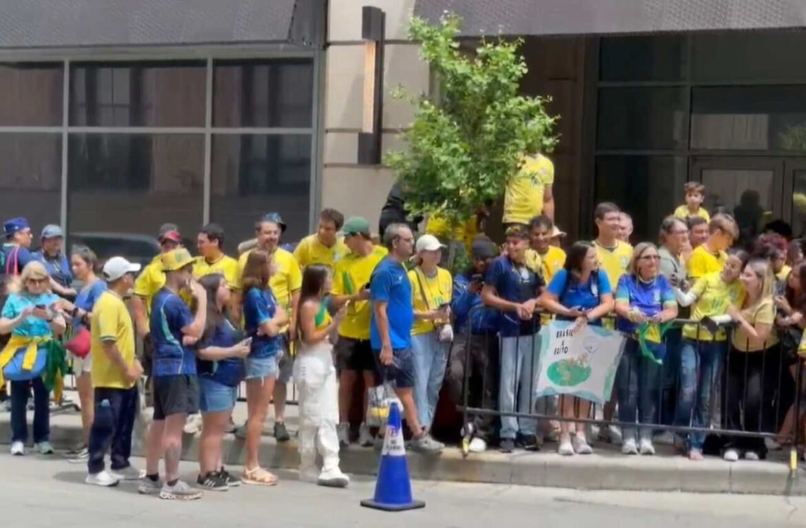 Fãs se reúnem em frente a hotel da Seleção Nacional antes de partida amistosa