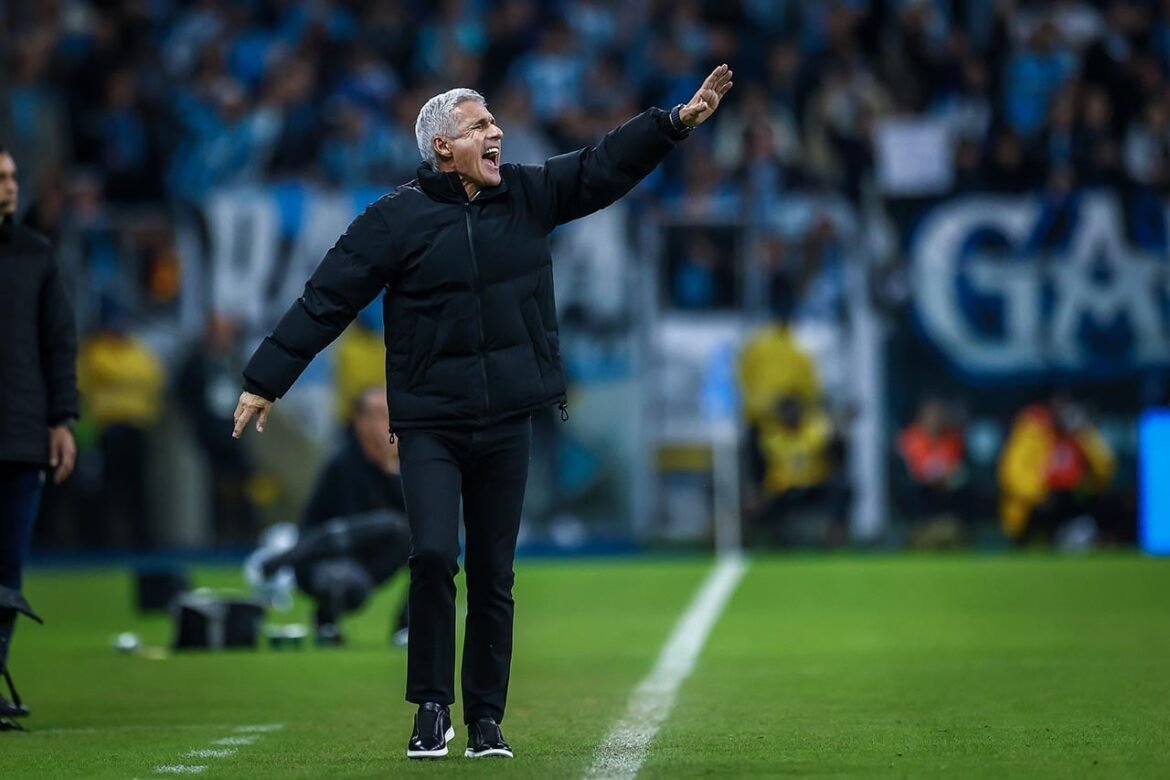 Grêmio mantém Luís Castro no comando e descarta troca de treinador