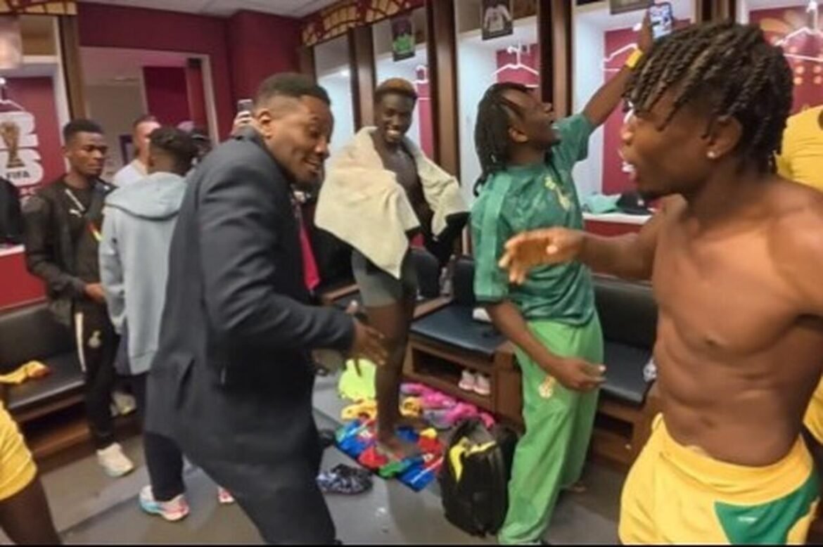 Ídolo de Gana invade vestiário, dança de terno e comemora a estreia da seleção na Copa do Mundo