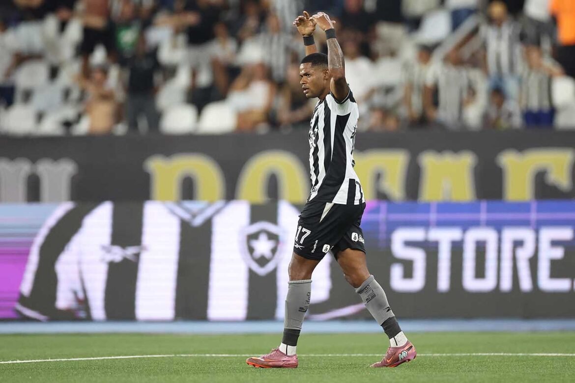 Júnior Santos volta ao Botafogo antes do previsto após as férias