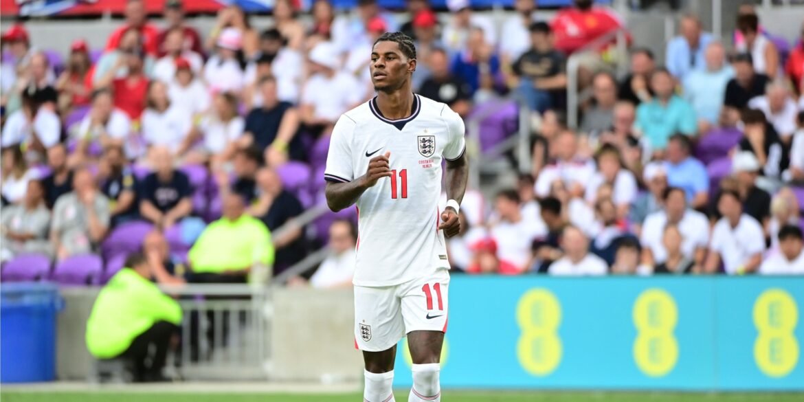 Manchester United formaliza proposta para contratar atacante de destaque