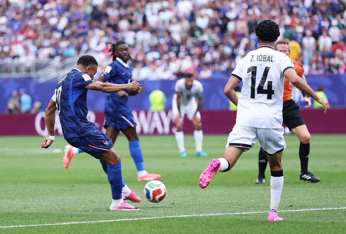 Mbappé brilha e França domina Iraque em partida de 4 horas