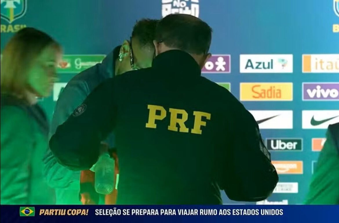 Neymar recebe carinho de policial e assina camiseta do Flamengo; confira!