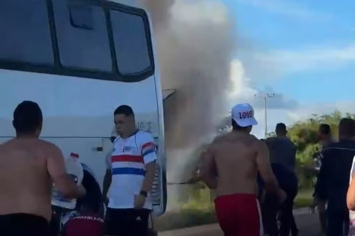 Ônibus de torcedores do Fortaleza é consumido pelas chamas antes da final do Nordestão