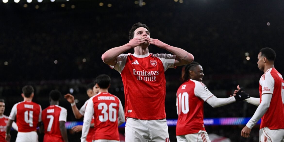 Por que o Arsenal está em negociações para contratar um novo jogador semelhante a Declan Rice?