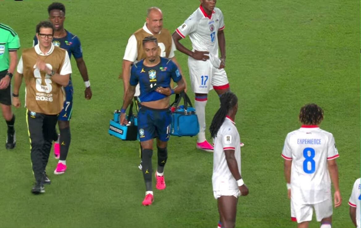 Raphinha sai machucado do jogo contra o Haiti e gera preocupação na seleção brasileira