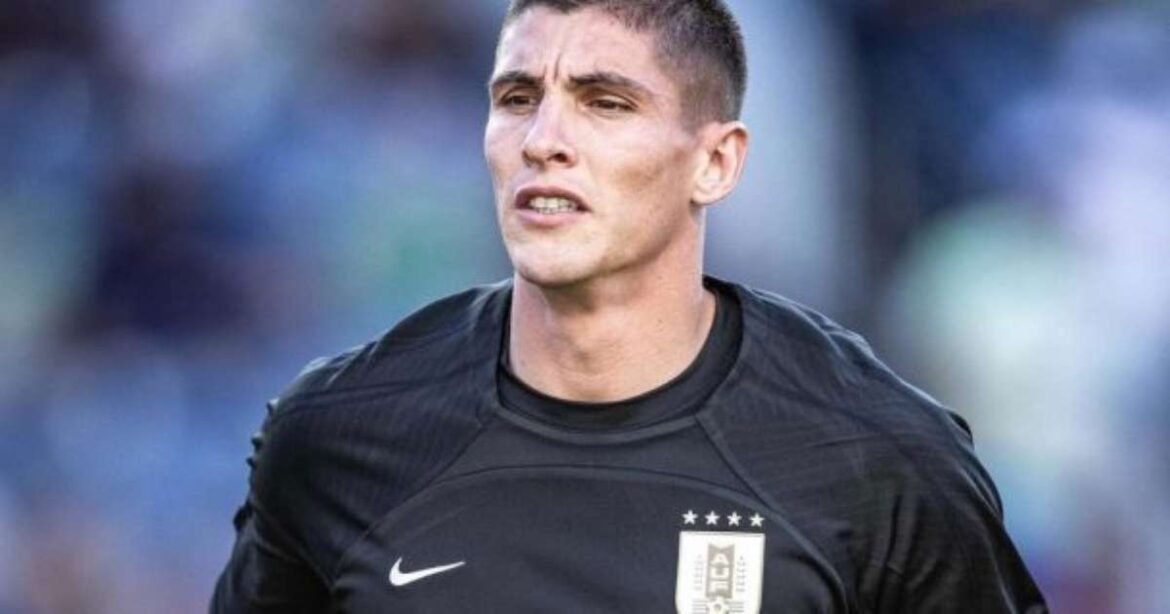 Rochet, goleiro do Internacional, se destaca como um dos principais jogadores no confronto contra Bielsa no Uruguai.