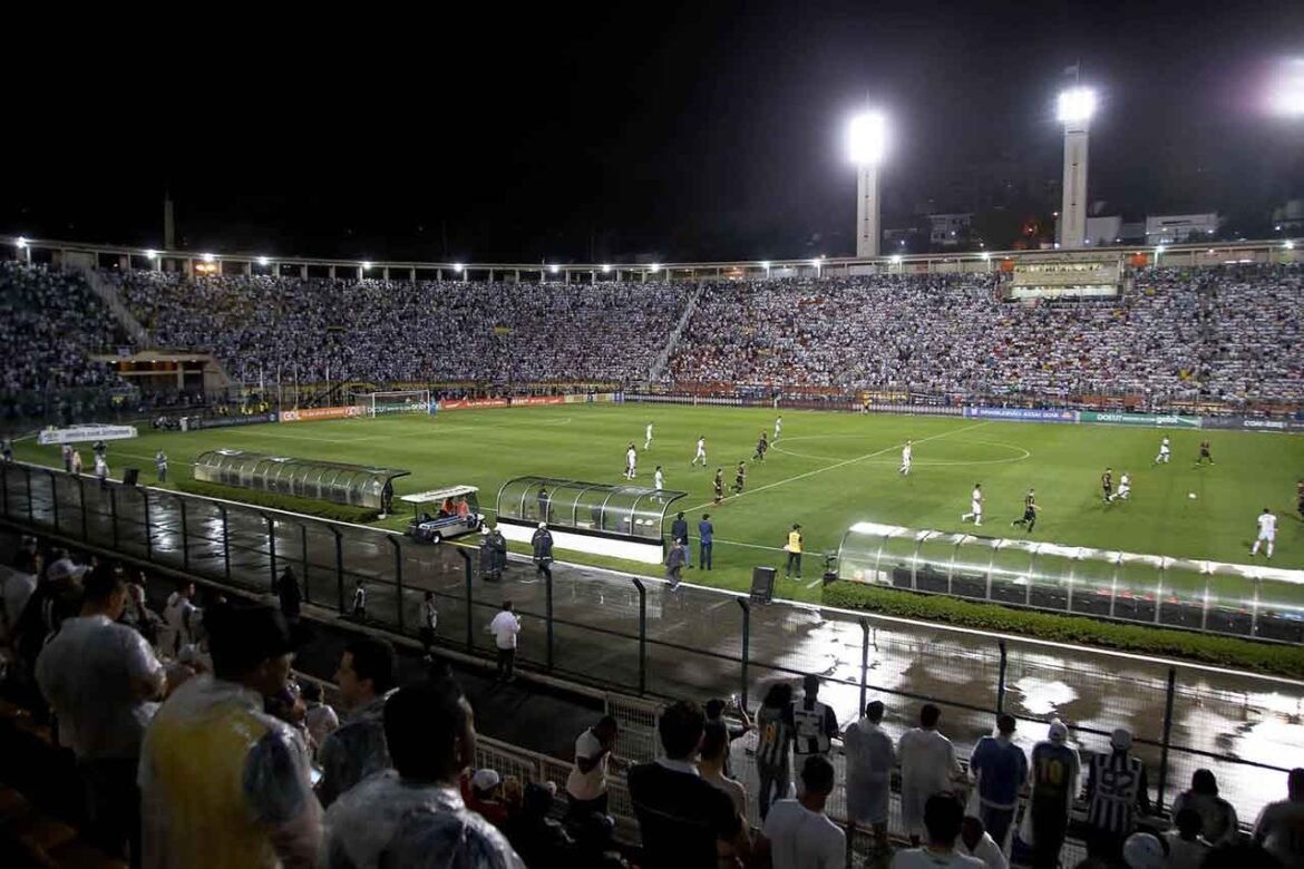 Santos realiza jogo amistoso contra o União São João no Estádio do Pacaembu