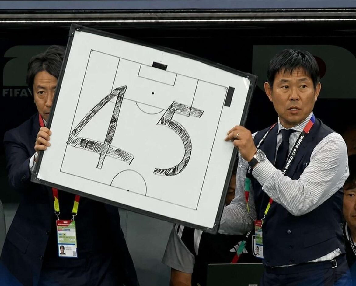 Técnico japonês cria placa improvisada e se destaca em empate contra a Holanda