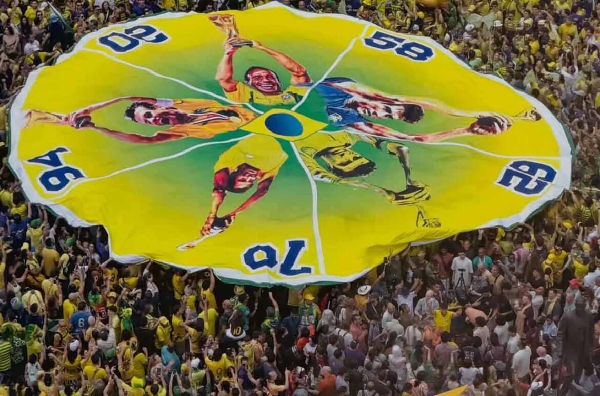 Torcedores brasileiros tomam Times Square em celebração antes da estreia na Copa