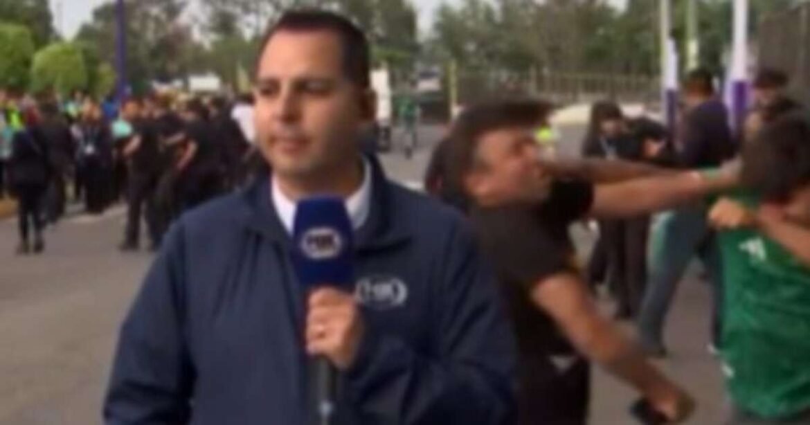 Torcedores mexicanos se enfrentam em briga ao vivo durante transmissão de TV