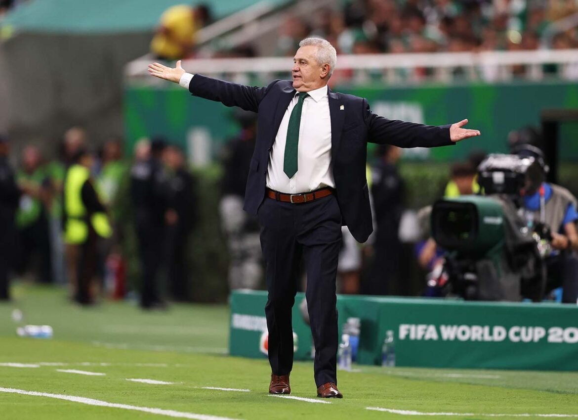 Treinador do México reconhece desempenho insatisfatório e comemora permanência no Estádio Azteca