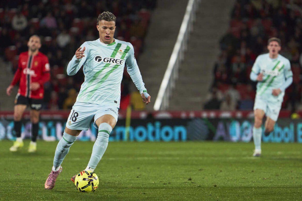 Vasco Negocia com Deossa, Meio-Campista do Betis (ESP)