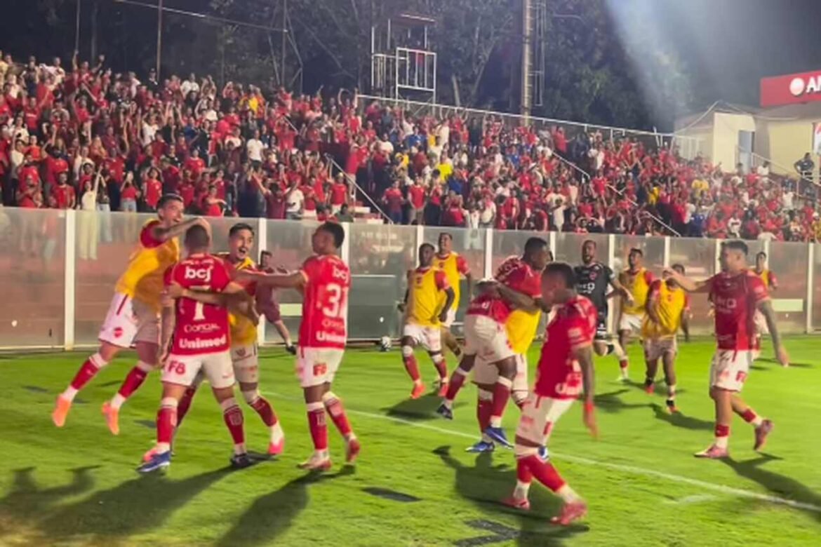 Vila Nova conquista vitória emocionante contra Náutico e assume a liderança da Série B