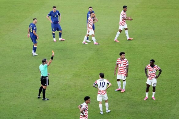 Árbitro brasileiro manda jogador destaque dos EUA para fora do jogo na Copa