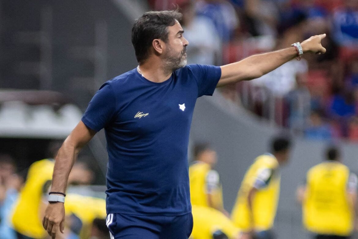 Artur Jorge analisa a derrota do Cruzeiro e comenta sobre os jogos amistosos.