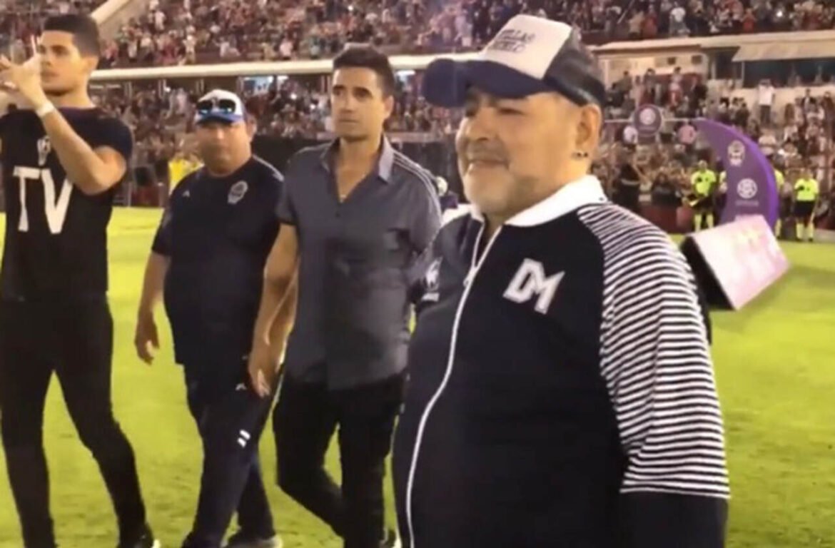 Assessores Revelam que Maradona Enfrentava Grave Problema de Saúde um Mês Antes do Falecimento