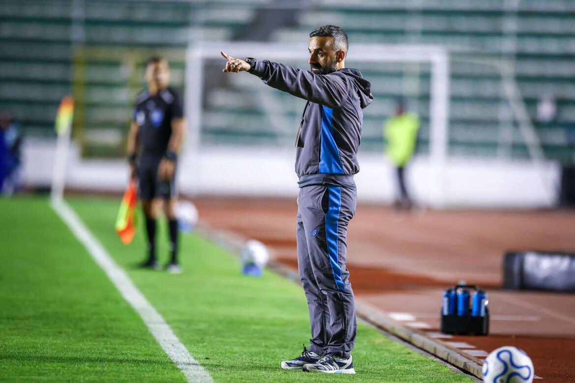 Assistente de Luís Castro acredita na vaga do Grêmio após revés.