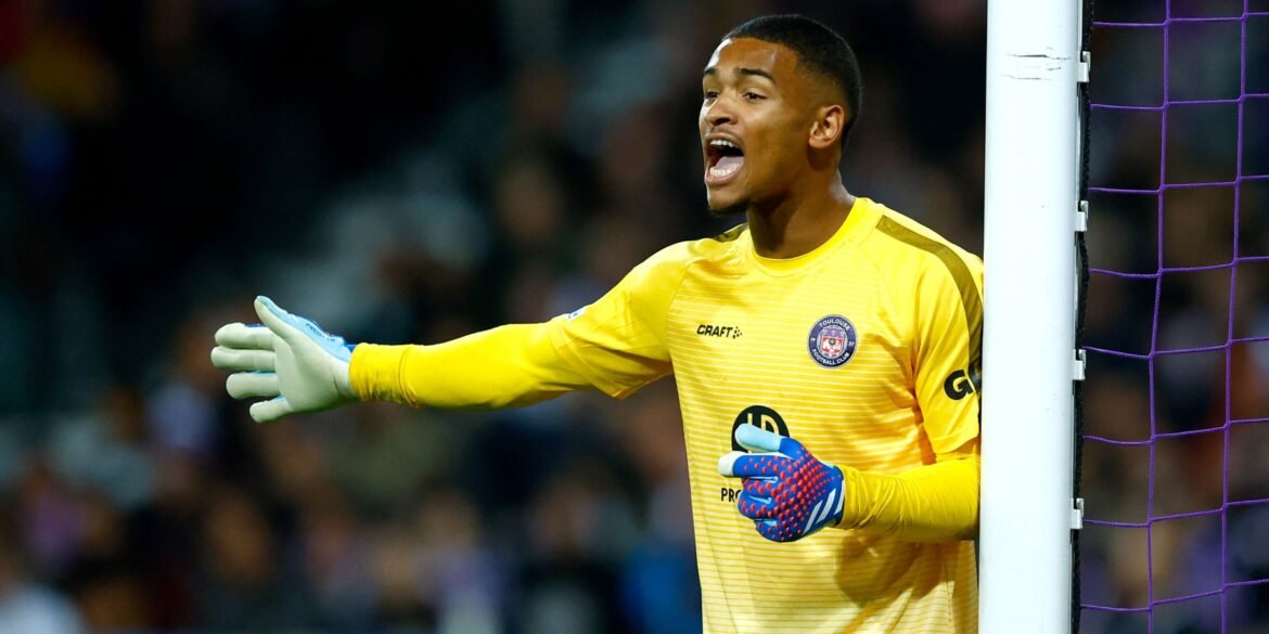 Aston Villa inicia negociações por Guillaume Restes após descobrir vantagem estratégica na transferência.