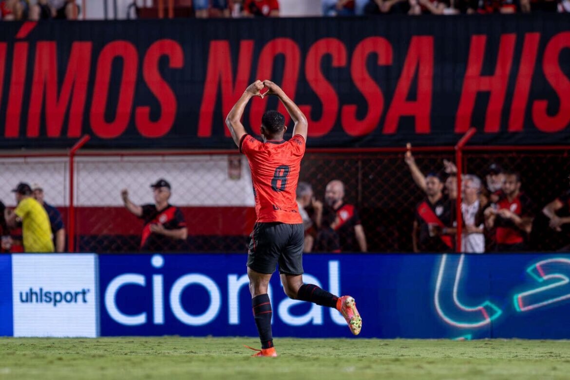 Atlético-GO vence Fortaleza mesmo com jogador expulso no primeiro tempo