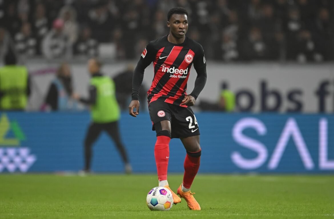 Aurélio Buta chega a São Paulo para fechar contrato com o time do São Paulo
