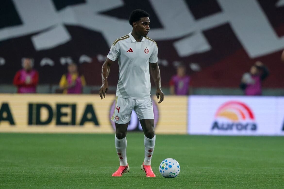 Auxiliar do Internacional pede desculpas pela substituição de Félix Torres