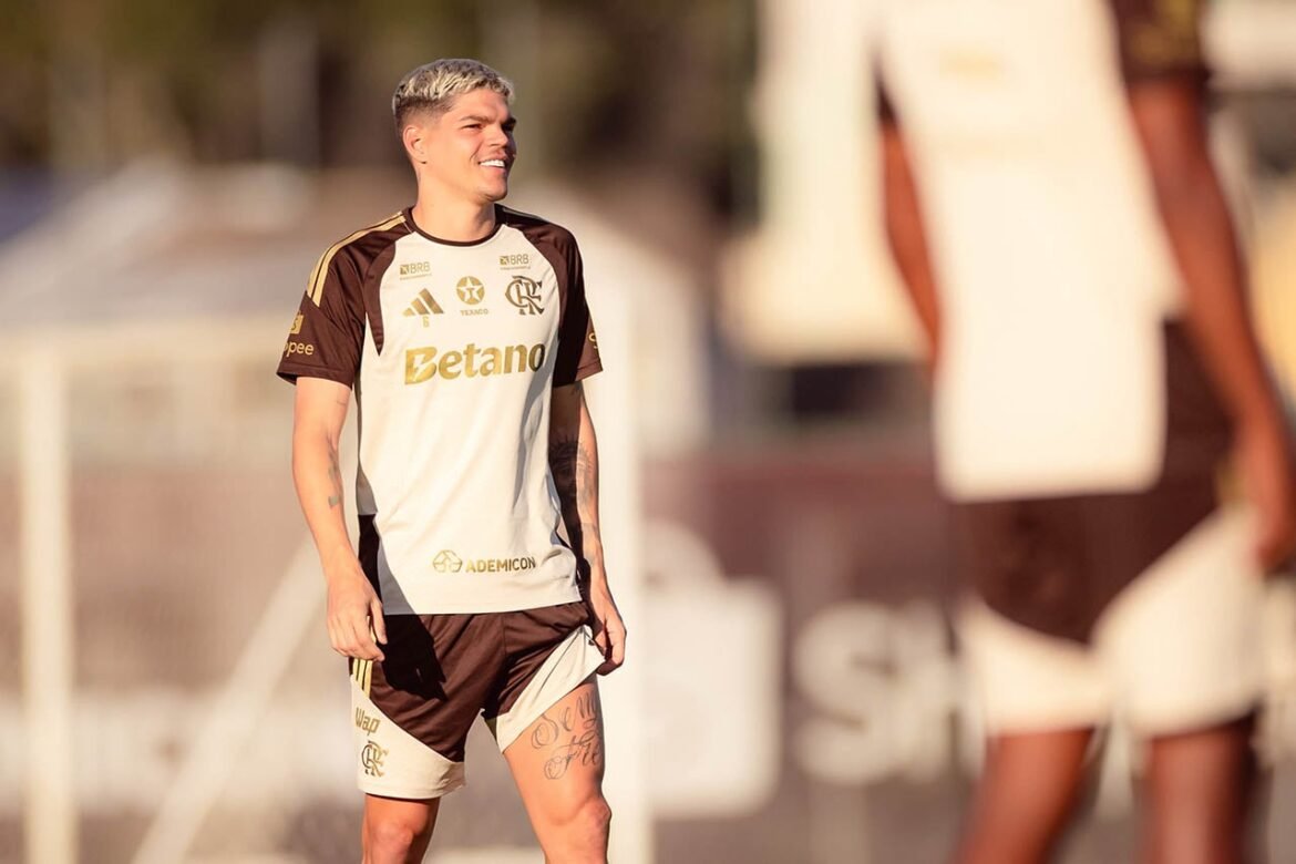 Ayrton Lucas pode ser uma surpresa na formação do Flamengo para o confronto contra o Olimpia