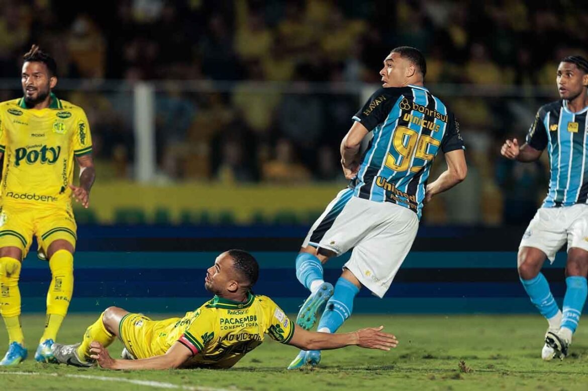 Carlos Vinícius reconhece falta de confiança do Grêmio diante do Mirassol: "Foi um aprendizado difícil"