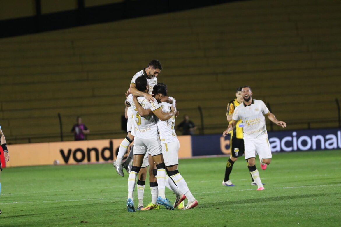 Criciúma conquista vitória sobre o Novorizontino como visitante e assume a liderança na Série B