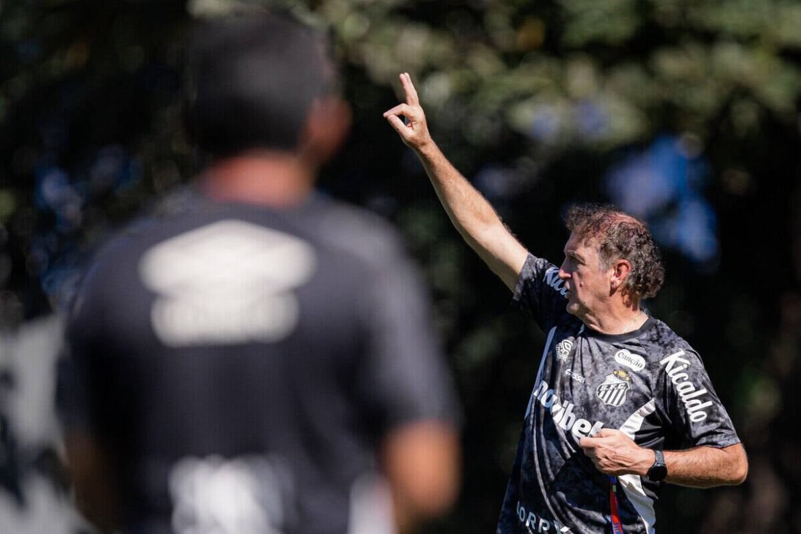 Cuca promove jovens talentos e enfrenta desfalques no Santos antes da retomada do Brasileirão