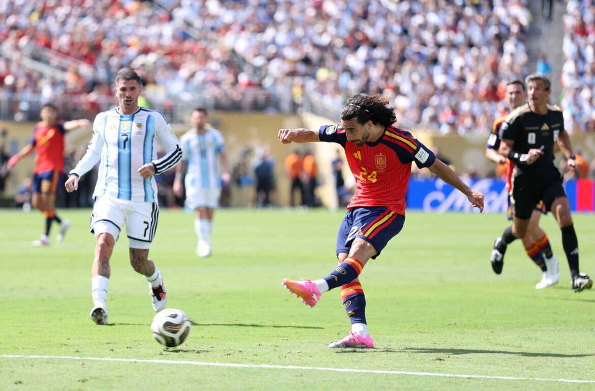 Cucurella solicita sugestões para tatuar o rosto do treinador da Espanha: "Precisa ser chamativo"