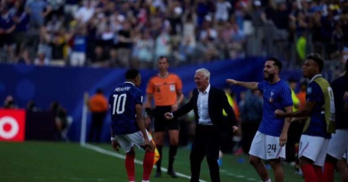 Deschamps Faz História como o Maior Vencedor das Copas e Recebe Apoio Após Perda