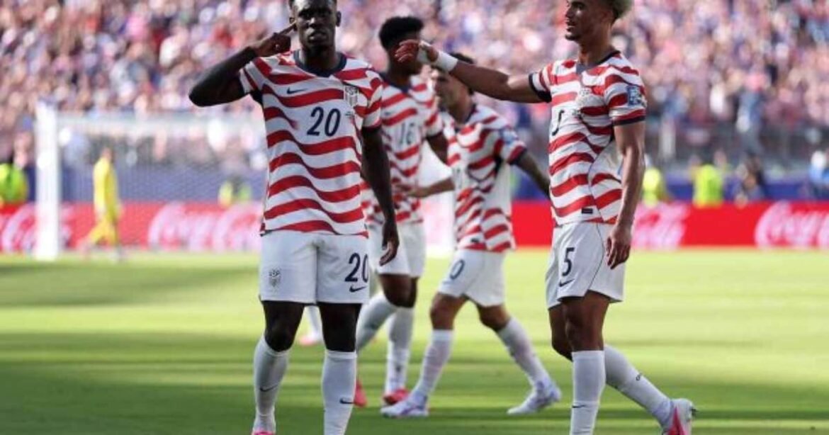 Estados Unidos vence a Bósnia com um jogador a menos e avança na Copa do Mundo