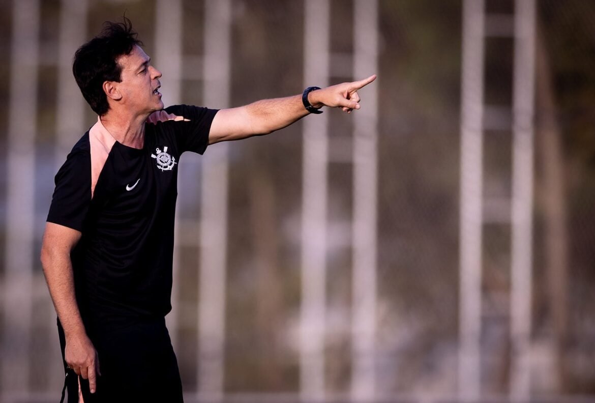 Fernando Diniz promove alterações no Corinthians para o confronto contra o Remo