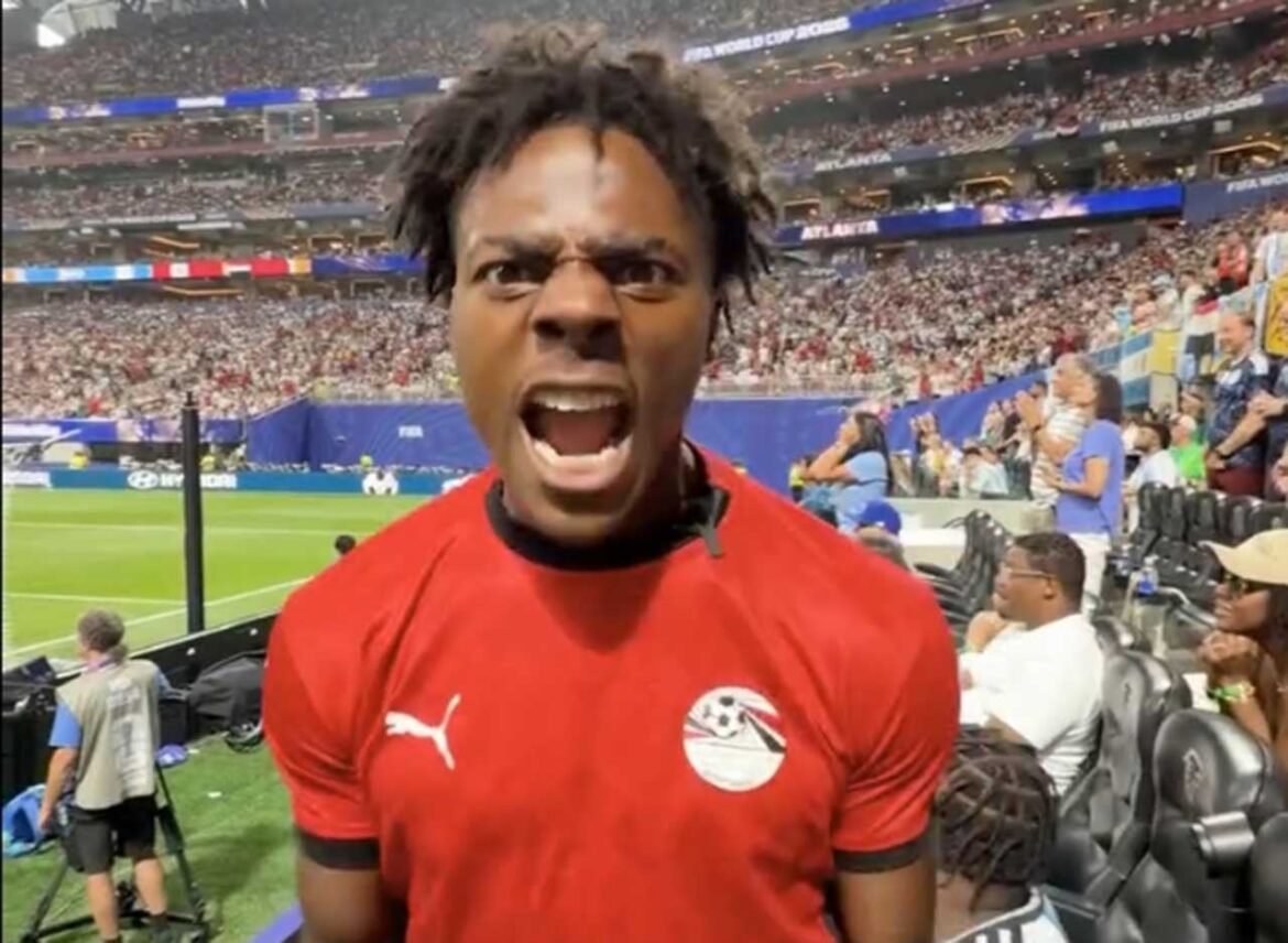 Fifa apura denúncias de racismo por parte de torcedores argentinos contra influenciador digital