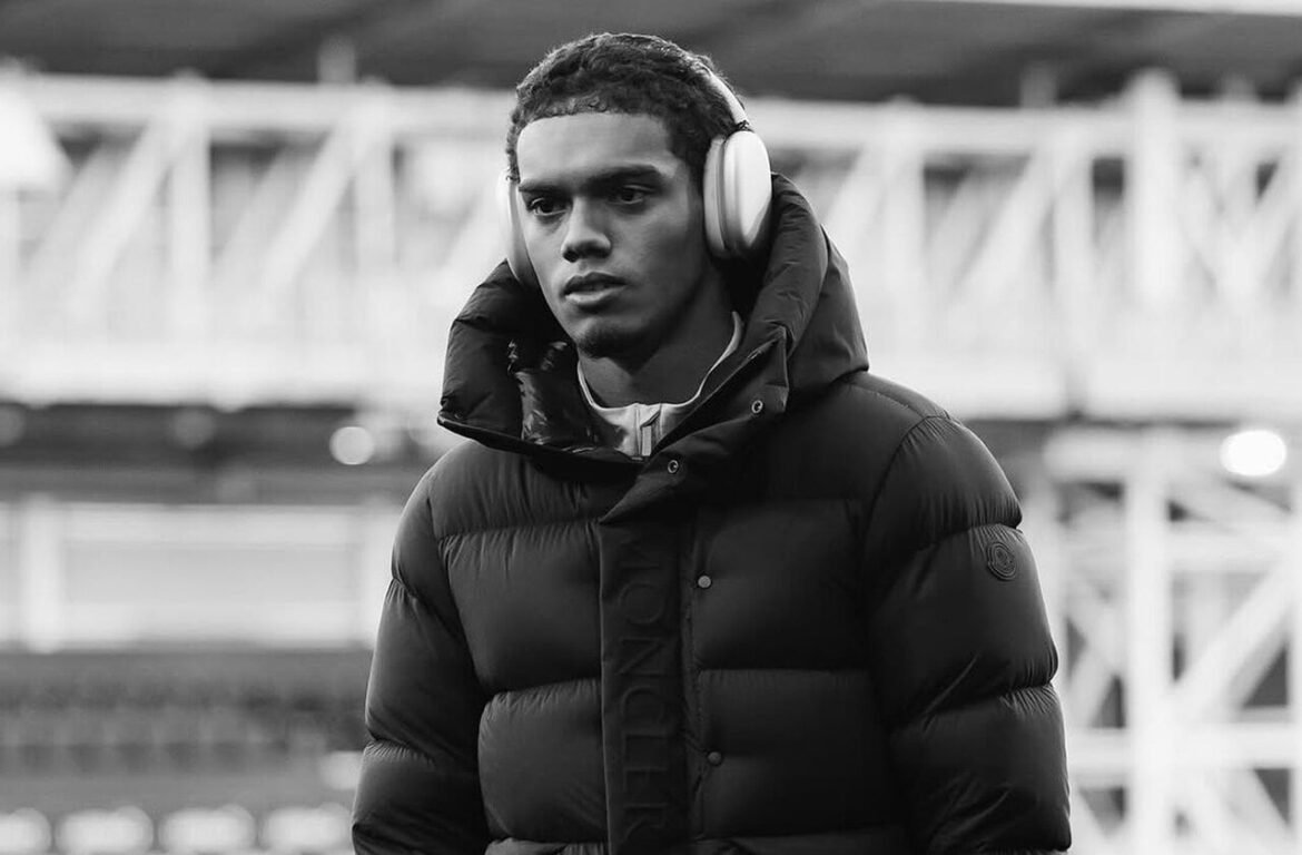 Filho de Ronaldinho, João Mendes, se despede de clube na Inglaterra; descubra o motivo