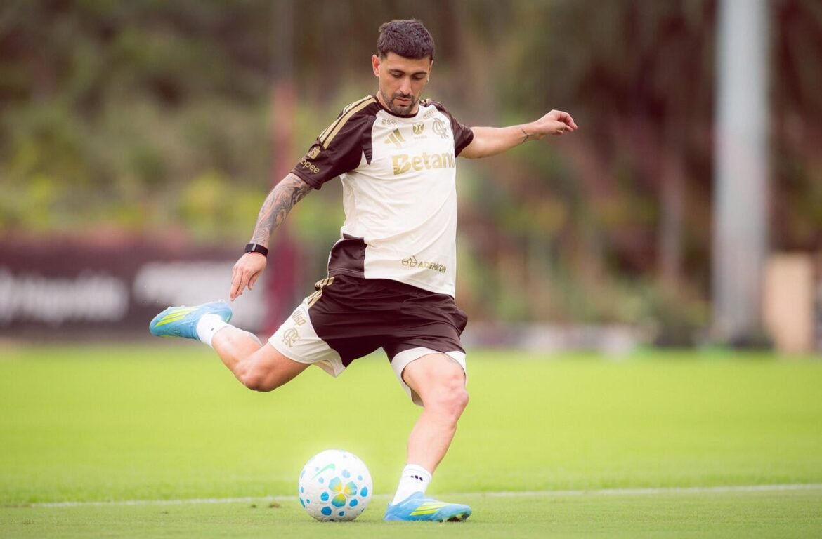 Flamengo anuncia lista de jogadores convocados com o retorno de Arrascaeta
