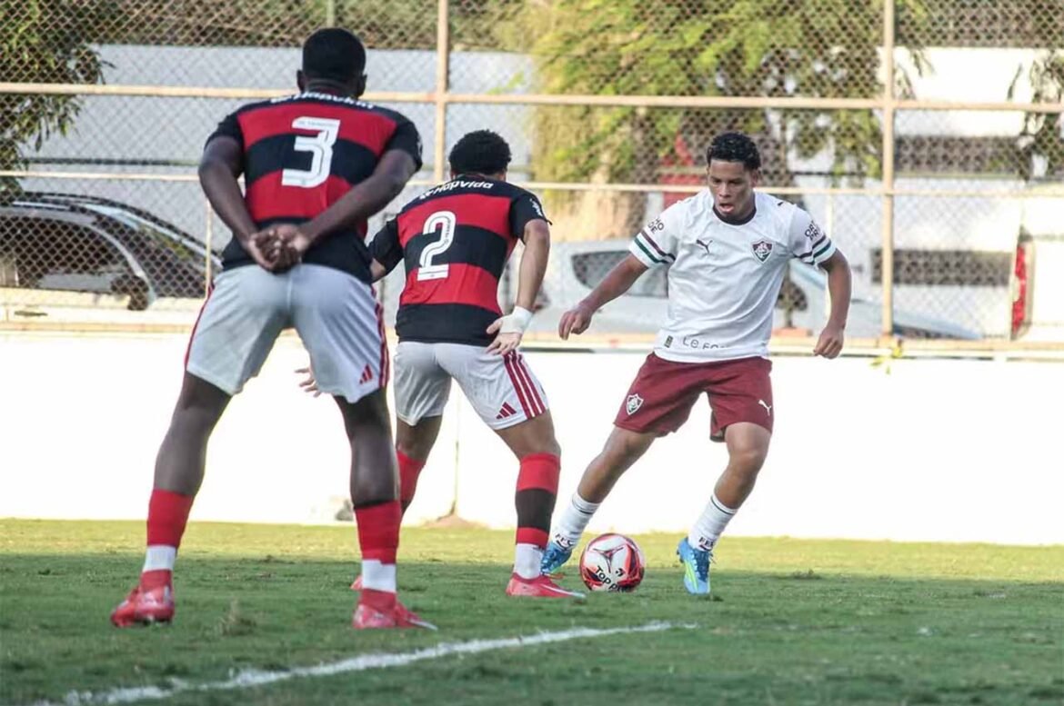Fluminense formaliza contrato com jovem talento do sub-20 até 2028