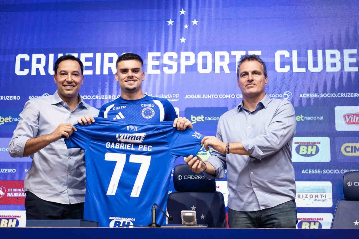 Gabriel Pec comenta duelo contra o Flamengo na Libertadores durante apresentação no Cruzeiro