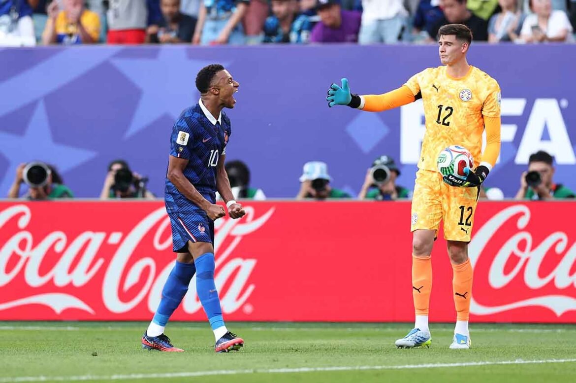 Goleiro destaca desempenho do Paraguai após eliminação na Copa