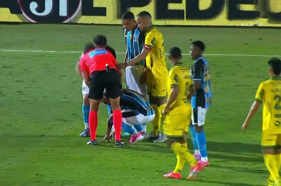 Jogador do Grêmio, Amuzu, é levado de ambulância após seguir protocolo de concussão