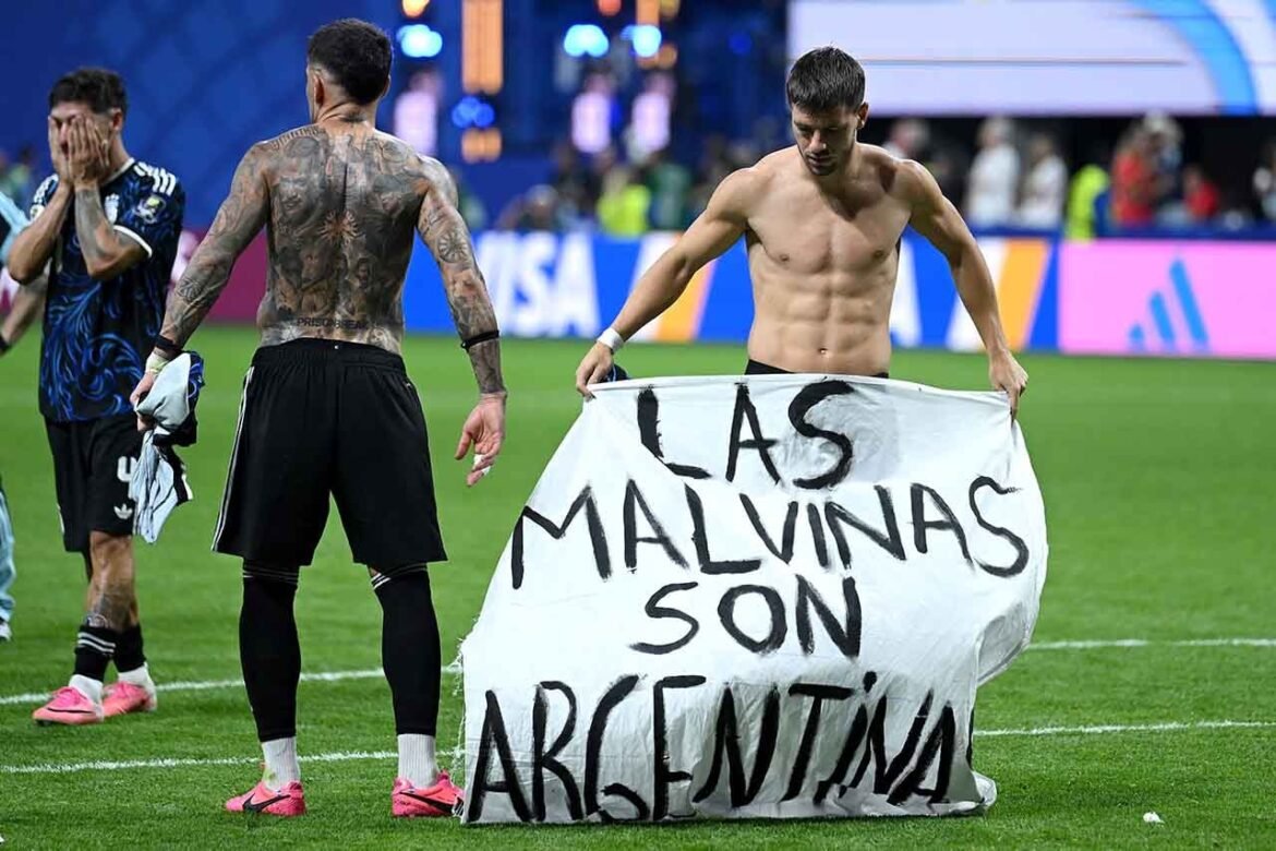 Jogadores Argentinos Comemoram Classificação com Faixa em Homenagem às Malvinas