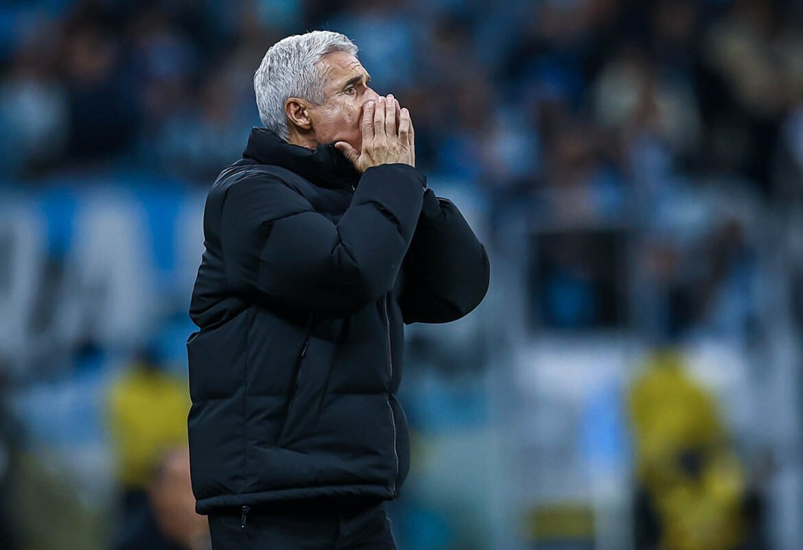 Luís Castro analisa a queda do Grêmio diante da Chapecoense
