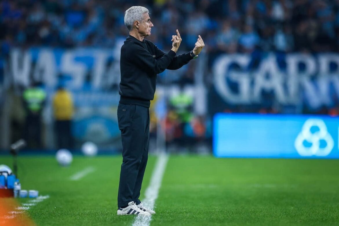Luís Castro elogia desempenho do Grêmio frente ao Fluminense
