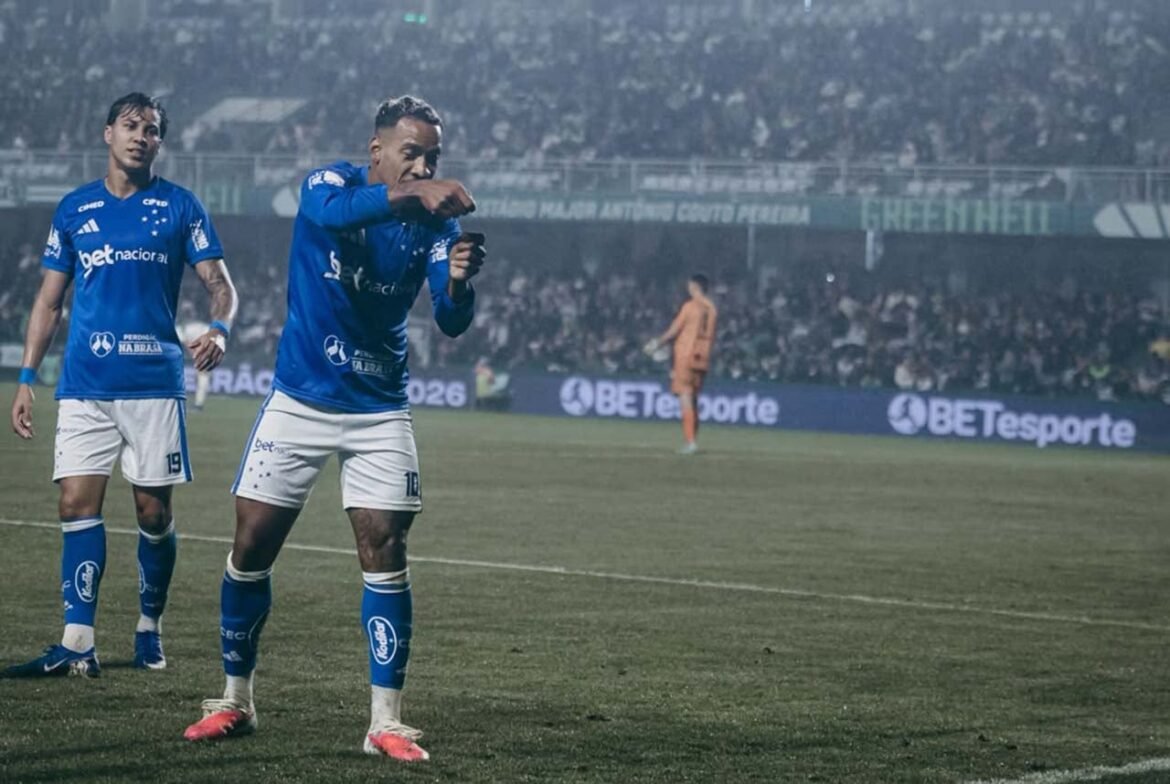 Matheus Pereira destaca desempenho do Cruzeiro frente ao Coritiba: "Crescendo e se desenvolvendo"