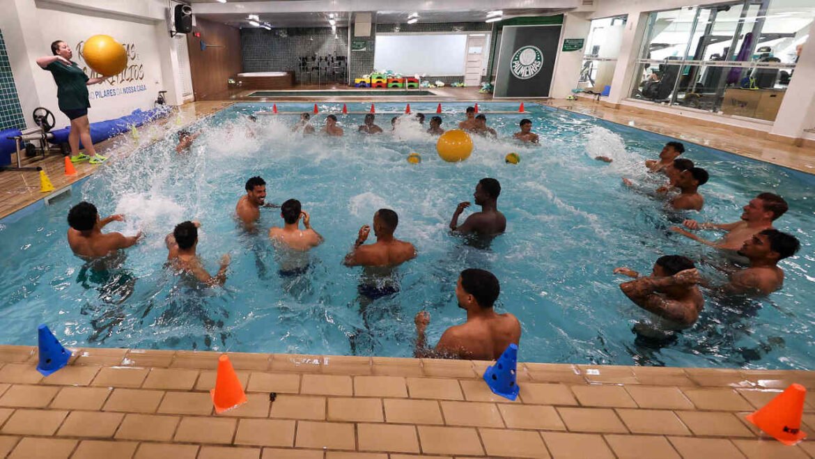 Palmeiras realiza sessão de hidroginástica para recuperação após jogo-treino