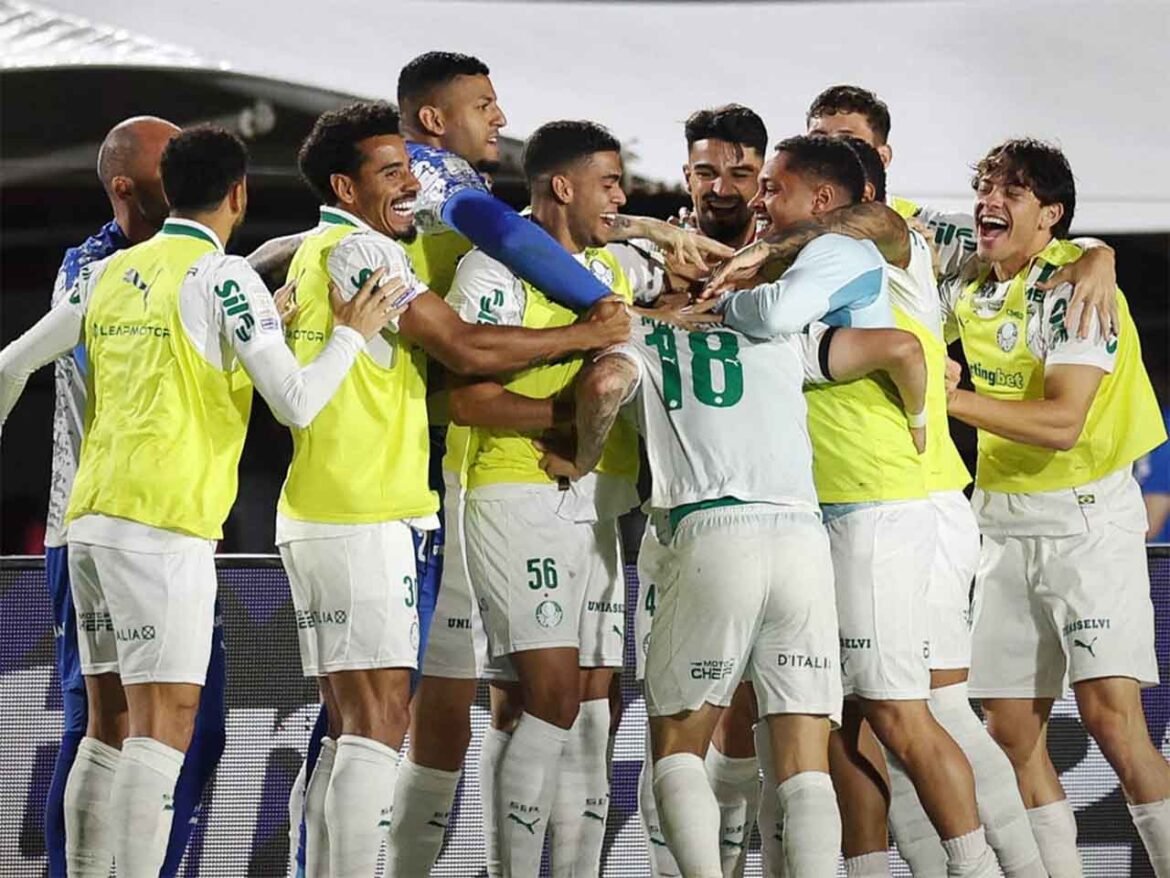 Palmeiras vence Vitória com polêmica de arbitragem e se destaca na liderança