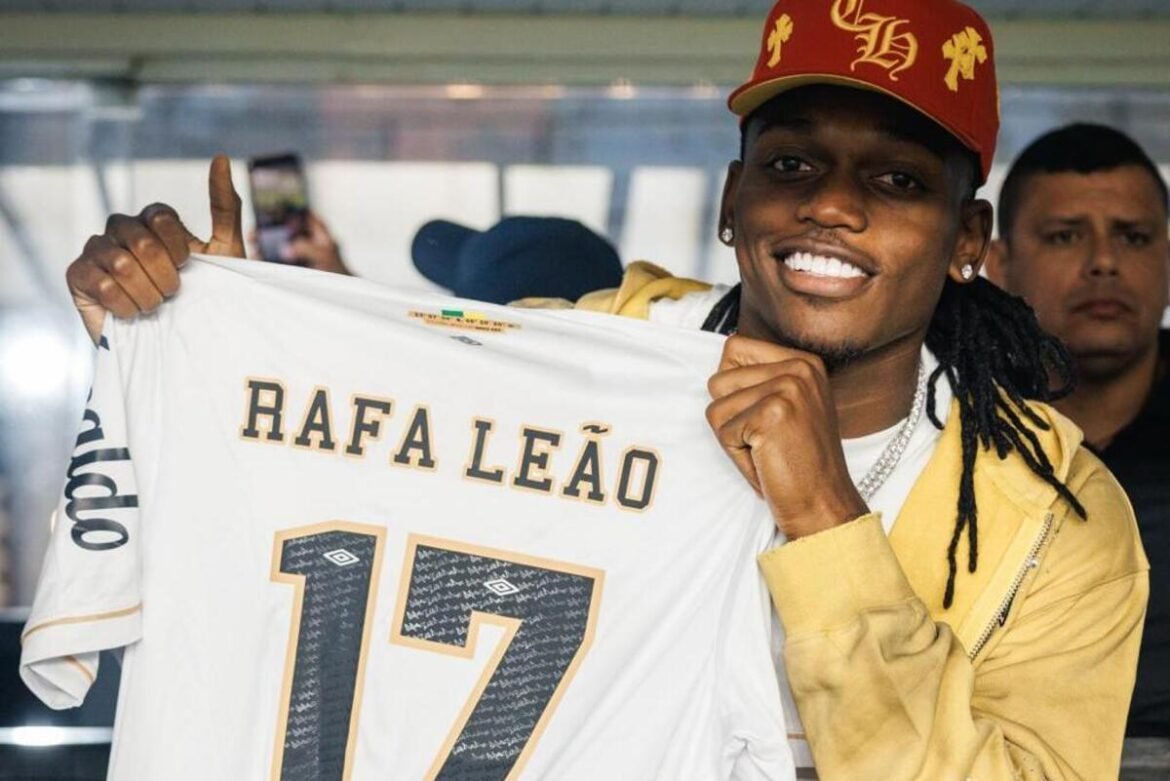 Rafael Leão, jogador do Milan, acompanha partida do Santos na Vila e recebe camiseta de Neymar.