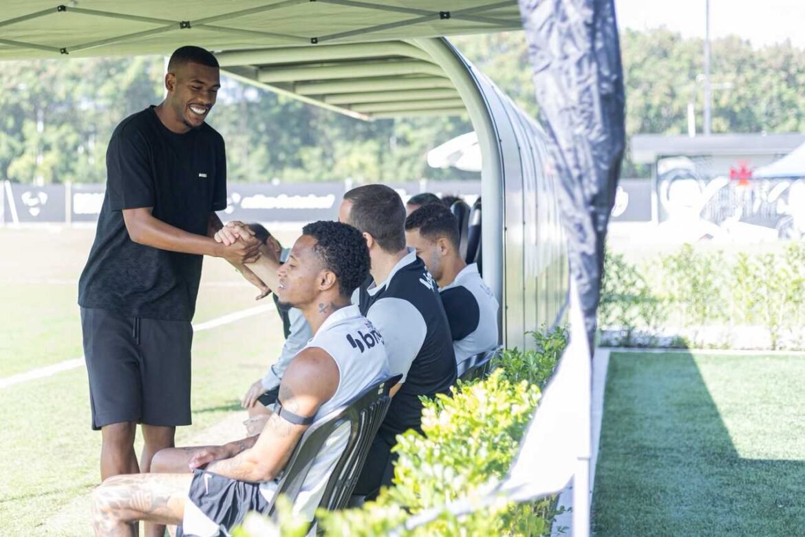 Rayan retorna ao Vasco após a Copa do Mundo e se reencontra com o elenco no centro de treinamento