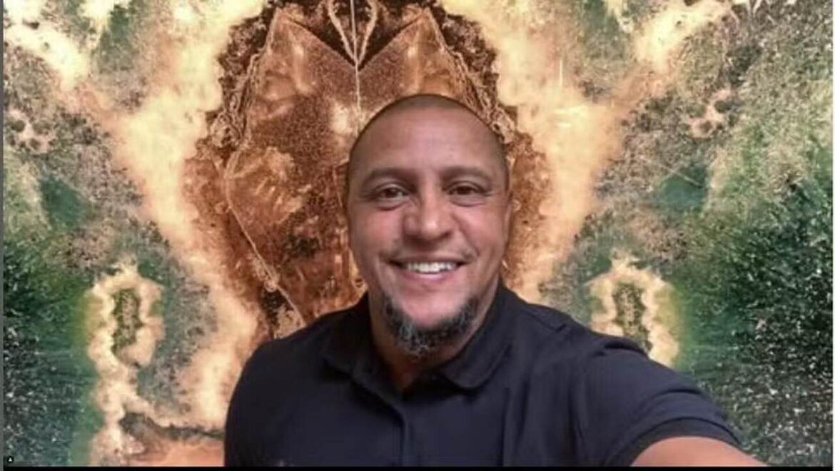 Roberto Carlos se desculpa com o Palmeiras por ter atuado no Corinthians
